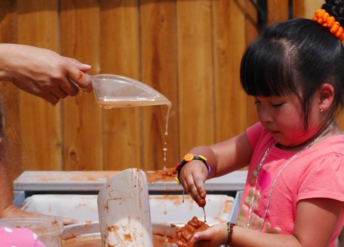 Heavy-duty exploration scoops with ergonomic handles for sensory play